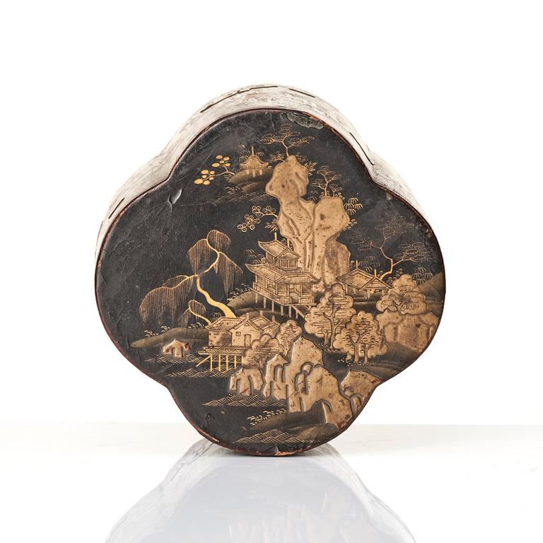 Teschatull, lack och tenn. Qing dynastin, 17/1800-tal.
