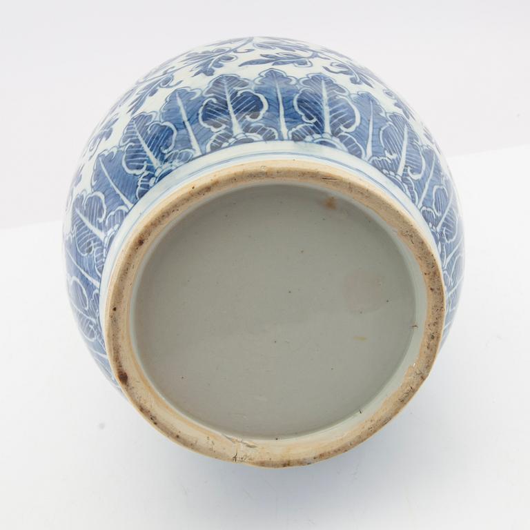 Vase, China, early 20th century, porcelain.