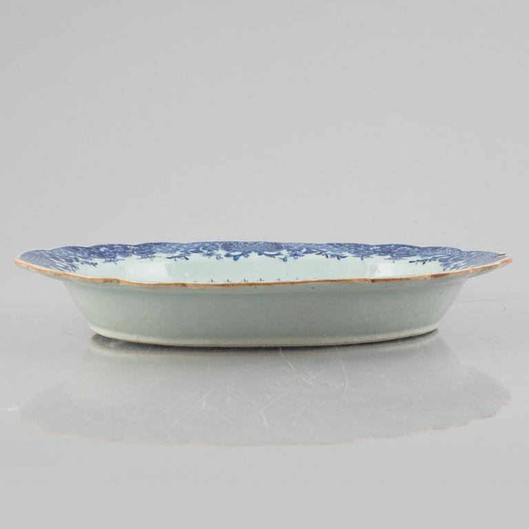 A porcelain tureen stand/serving dish, China, Qianlong (1736-95).