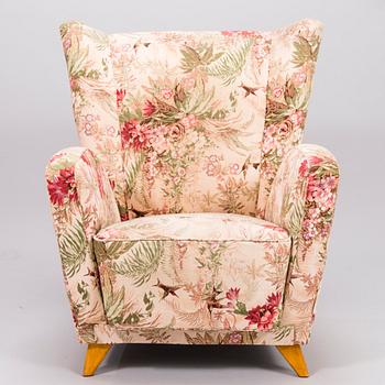 A mid-20th-century armchair.