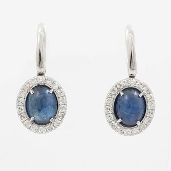 Örhängen 18K vitguld med cabochonslipade safirer och åttkantslipade diamanter.