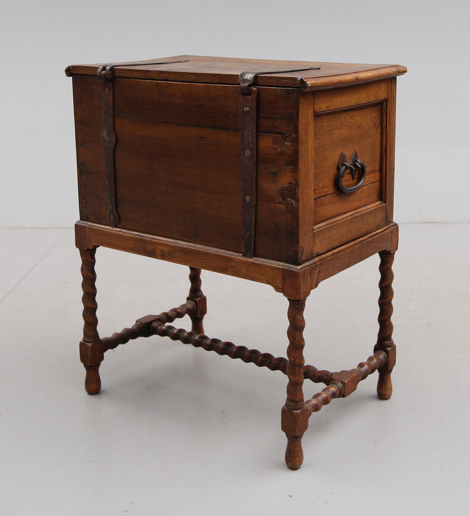 BESTICKSCHATULL,  troligen 1700-tal.