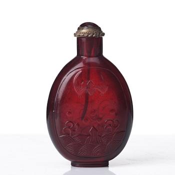 A red glass snuff bottle with stopper, Qing dynasty, 19th Century.