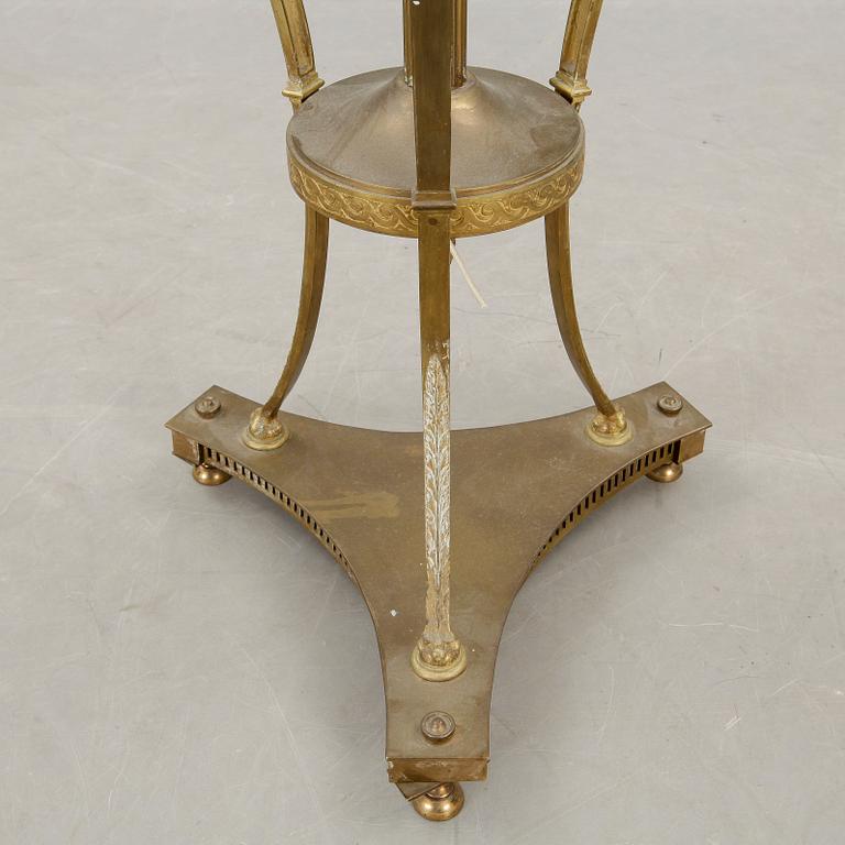GOLVFOTOGENLAMPA, mässing, empirestil 1900-talets början.
