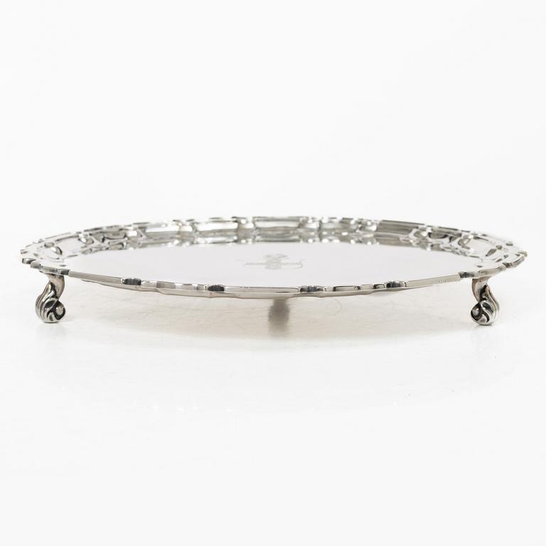 William Hutton & Sons, bricka/salver, silver, rokokostil, London 1901.