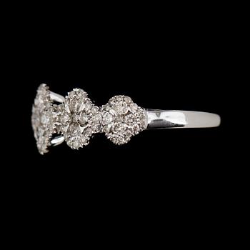 RING, 18K vitguld, briljant/åttkantslipade diamanter tot ca 0.70 ct.