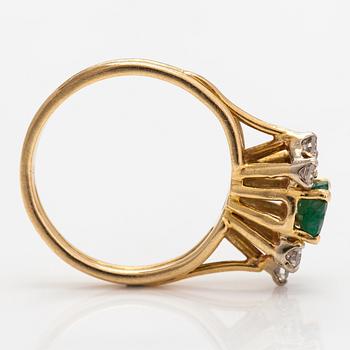 Sormus, 18K kultaa, timantteja n. 0.05 ct yht ja smaragdi.
