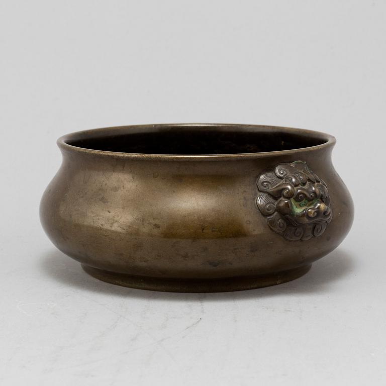 A Chinese bronze censer, 20th Century.