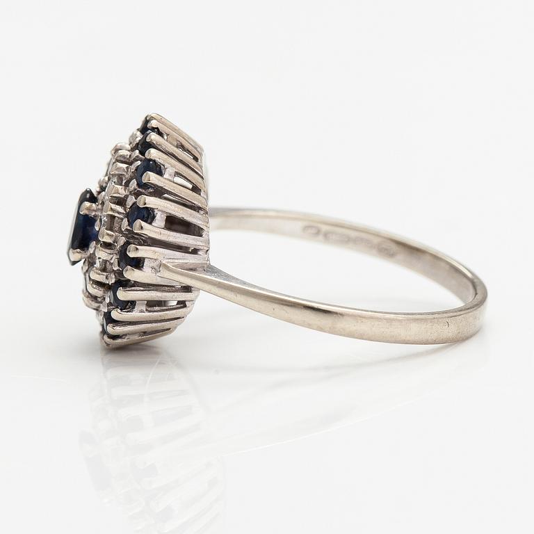 A 14K white gold ring with diamonds ca. 0.30 ct in total and sapphires. Tmi Hyvärinen M., Turku 1989.