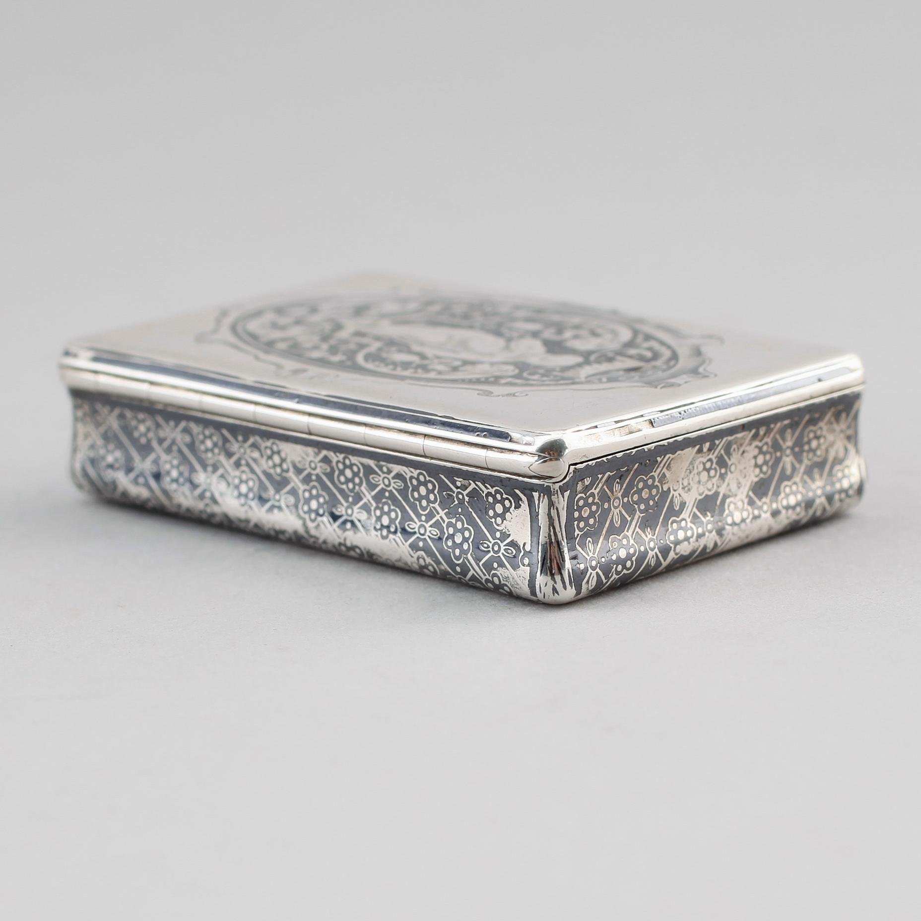 DOSA, silver, Paris, 1800-talets första hälft. Vikt ca 68 gram.