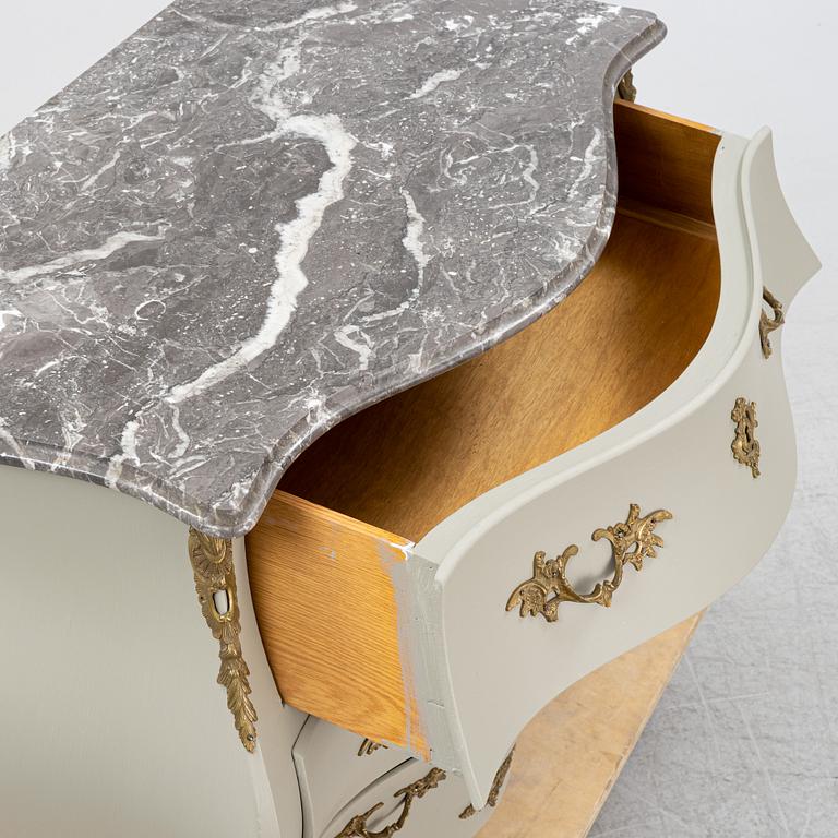 A painted rococo style chest of drawers, with av marble top, 20th Century.