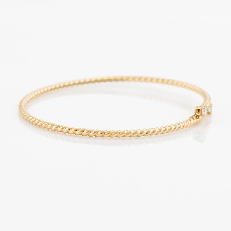 A Kiki McDonough bracelet in 18K gold with round brilliant-cut diamonds.