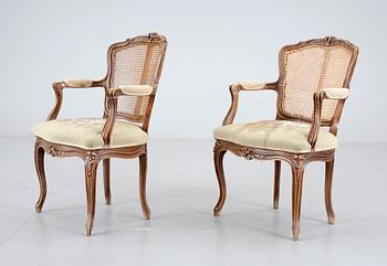 KARMSTOLAR, ett par, rokoko-stil, 1900-tal.