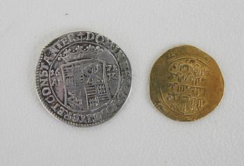 MYNT, 2 st. Guld och silver.