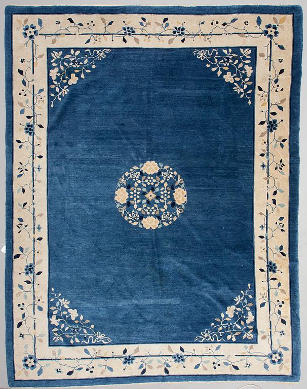A Chinese rug, old. Circa 360x277 cm.