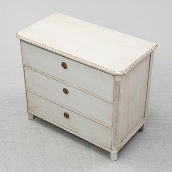Byrå, målad. Gustaviansk stil
1900-talets mitt.