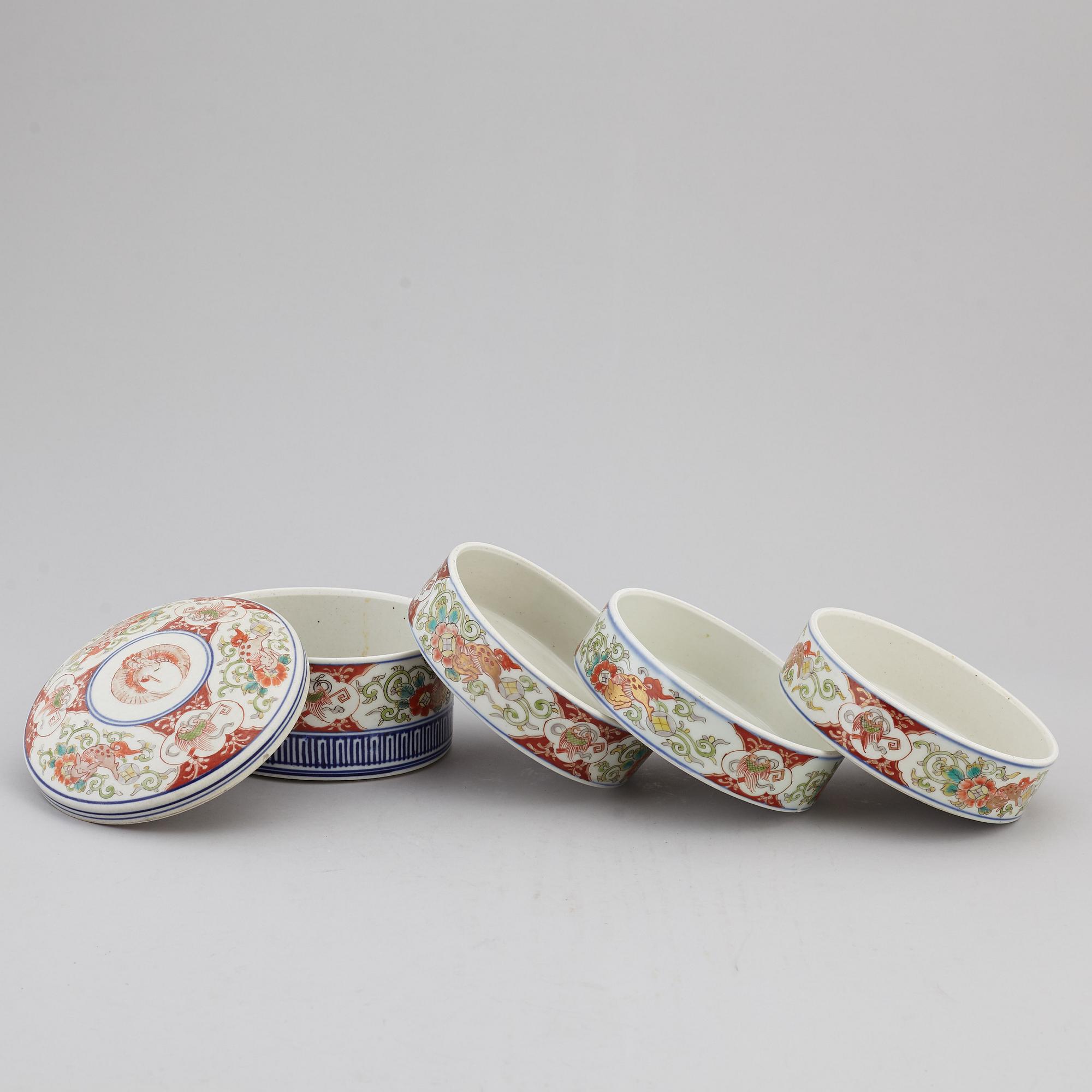 A Japanese four plan imari food bowls with cover, 19th century.