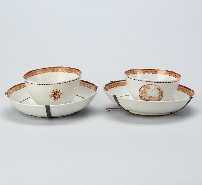 KOPPAR med fat, två stycken, Kina, Qianlong (1736-1795), porslin.