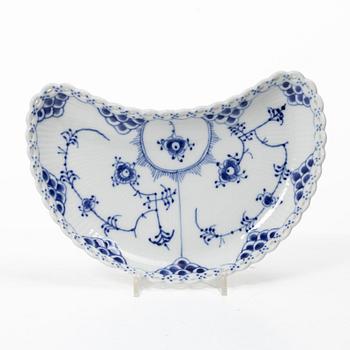 Royal Copenhagen, matservis, 44 delar, porslin, "Musselmalet", helblond , Danmark.