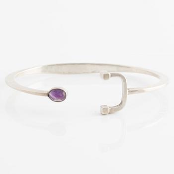 Rey Urban, 3 pieces of jewelry, silver, a necklace, a pair of earrings, and a bracelet with cabochon-cut amethyst.