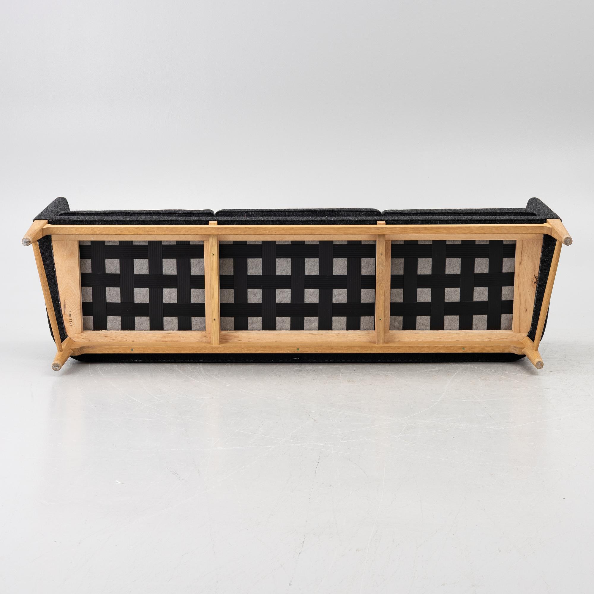 Arne Jacobsen, & Flemming Lassen, Soffa, ”Mayor AJ5”, &Tradition, Danmark, 2000-tal.