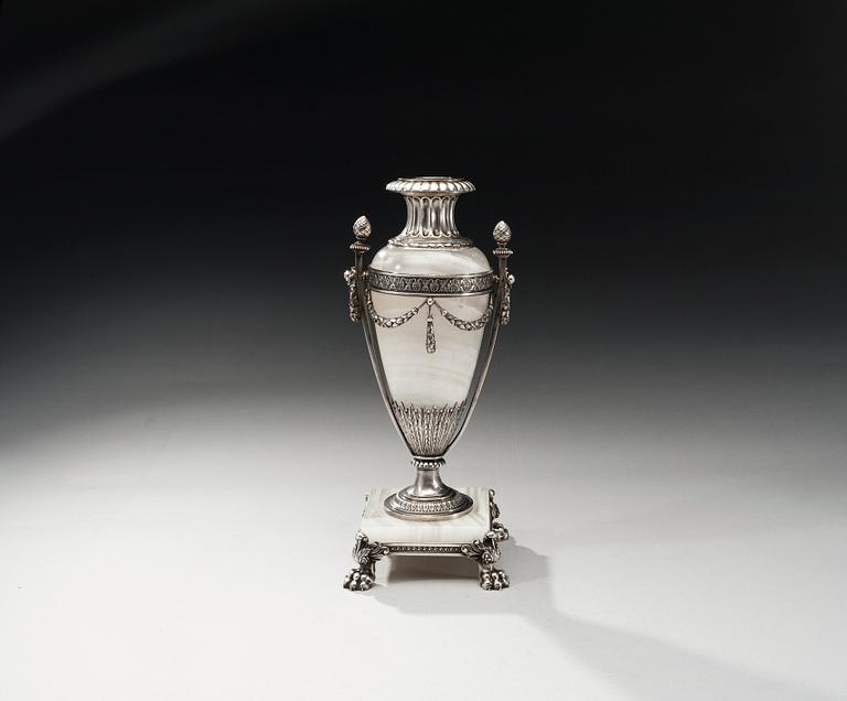 FABERGÉ MARMORURNA MED SILVERBESLAG.