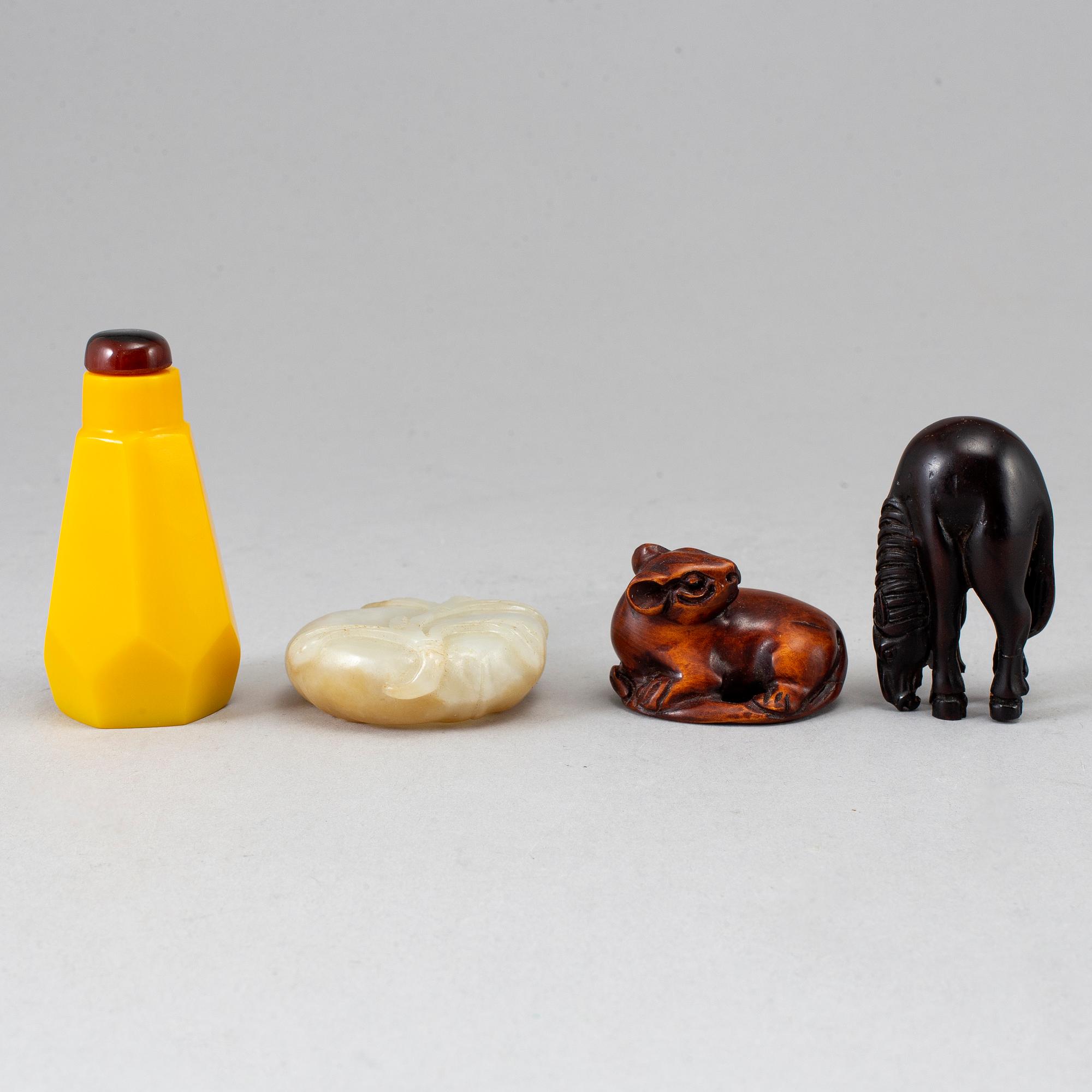 PENSELBAD, nefrit, SNUSFLASKA, glas, samt NETSUKE, två stycken. Kina och Japan, 1900-tal.