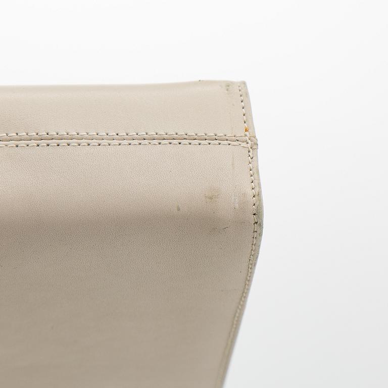 Salvatore Ferragamo, a leather “Gancini”bag.