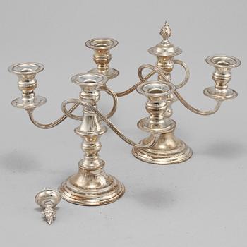 KANDELABRAR, ett par, nysilver, omkring 1900-talets mitt.