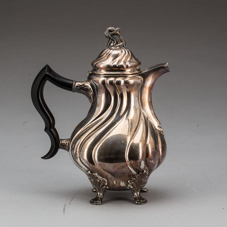 KAFFEKANNA, silver. Rokokostil. C.G Hallberg, Stockholm, 1956. Vikt ca 766g.