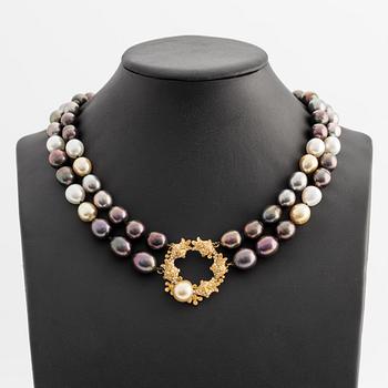 A pearl necklace with a pendant.