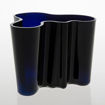 A 1980s 'Savoy' glass vase by Iittala, Finland.