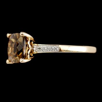 RING, 14 k guld, bruntonad kvarts samt mindre diamanter.