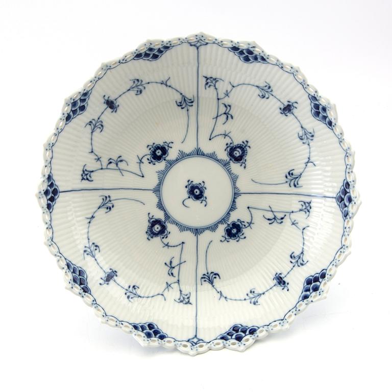 Service 32 pcs "Musselmalet" whole and half lace Royal Copenhagen Denmark 1974-1999 porcelain.