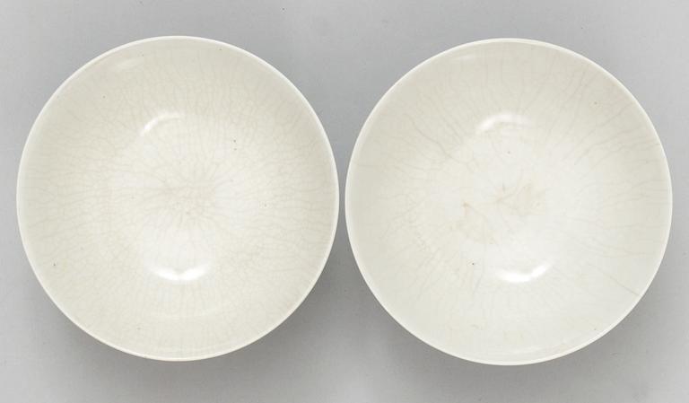 A pair of blue and white bowls with covers, Qing dynasty, Yongzheng (1723-35).