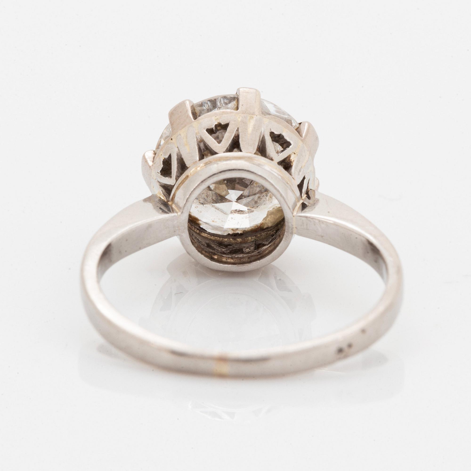 A platinum ring set with a round brilliant-cut diamond ca 2.75 cts quality ca H/I i.