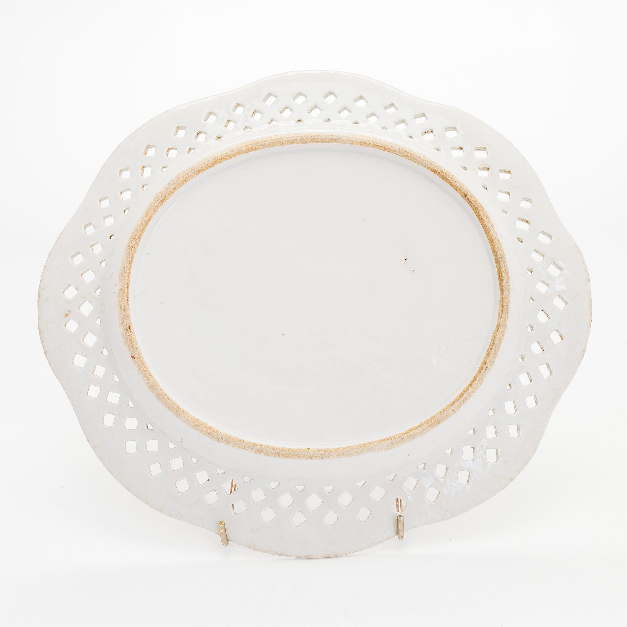 Kulho, maljakko ja vati, posliinia. Kiina, 1700/1900-luku. Sekä kulho, cloisonné. Japani, 1900-luvun alku.