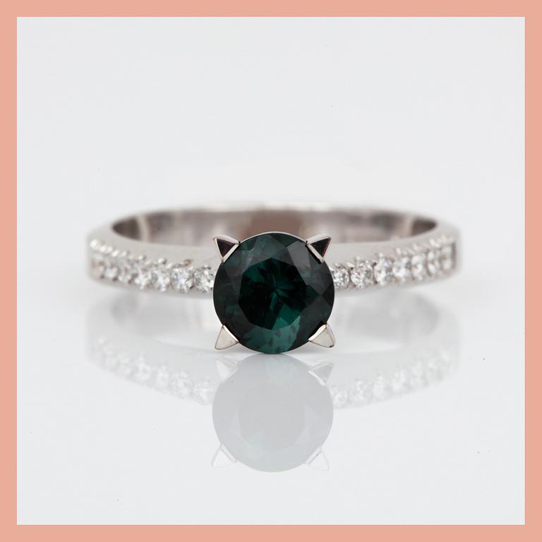RING, 18K vitguld med grön turmalin, ca 1,18 ct och briljantslipade diamanter, tot ca 0,20 ct. Total vikt ca 4,49 g.