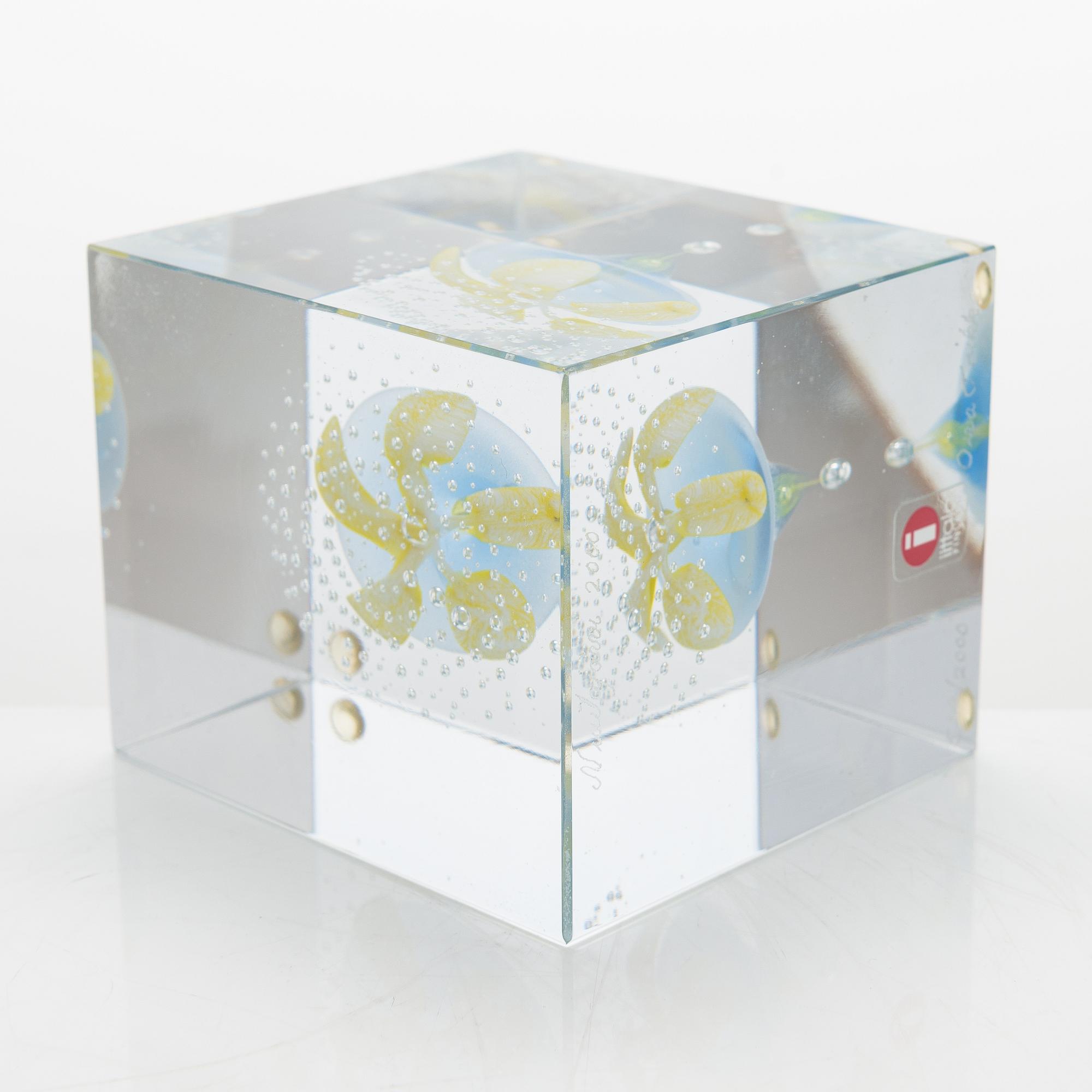 Oiva Toikka, annual glass cube 2000, signed Oiva Toikka Nuutajärvi 2000, 528/2000.