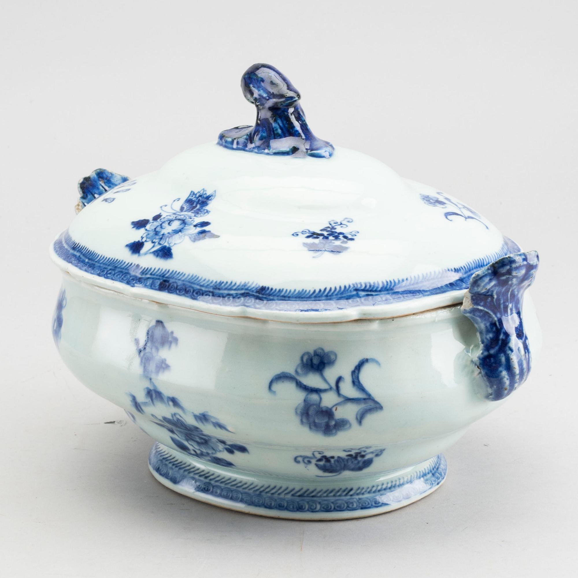 A Chinese Qianlong blue and white porcelain tureen and lid.