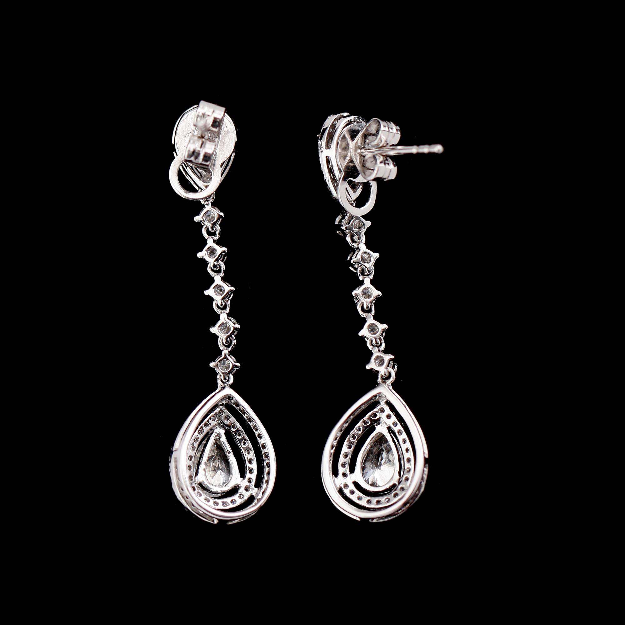 ÖRHÄNGEN, 1 par, 18 k vitguld, briljantslipade diamanter tot 2.39 ct.