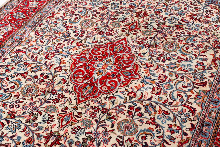 A Sarouk carpet, circa 300 x 209 cm.