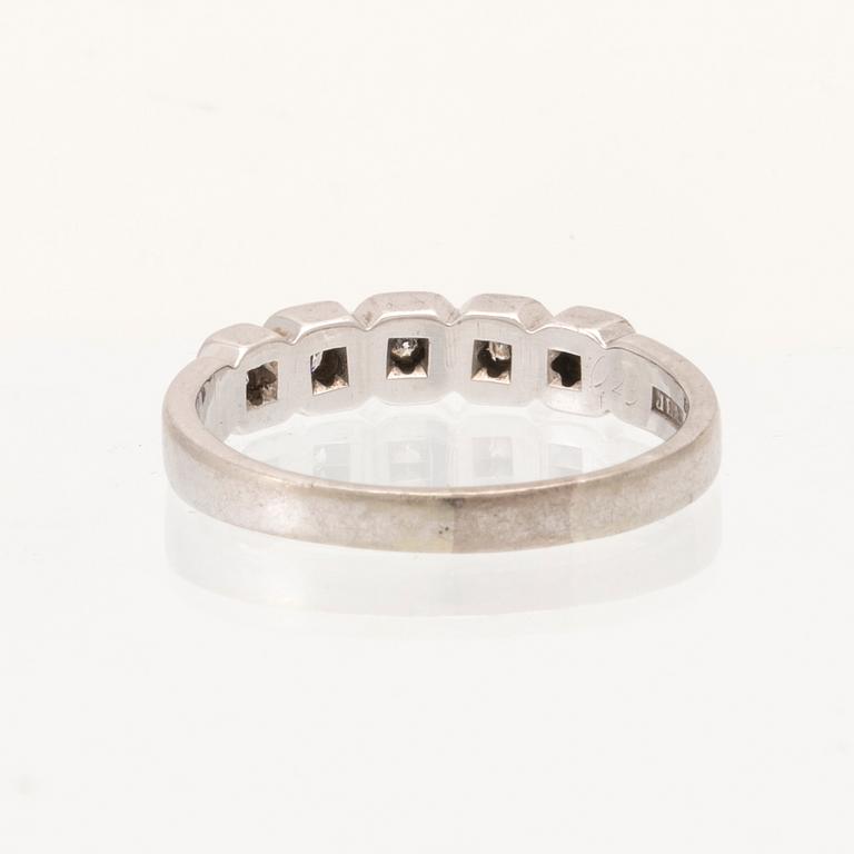 Ring halvallians 18K vitguld med runda briljantslipade diamanter.