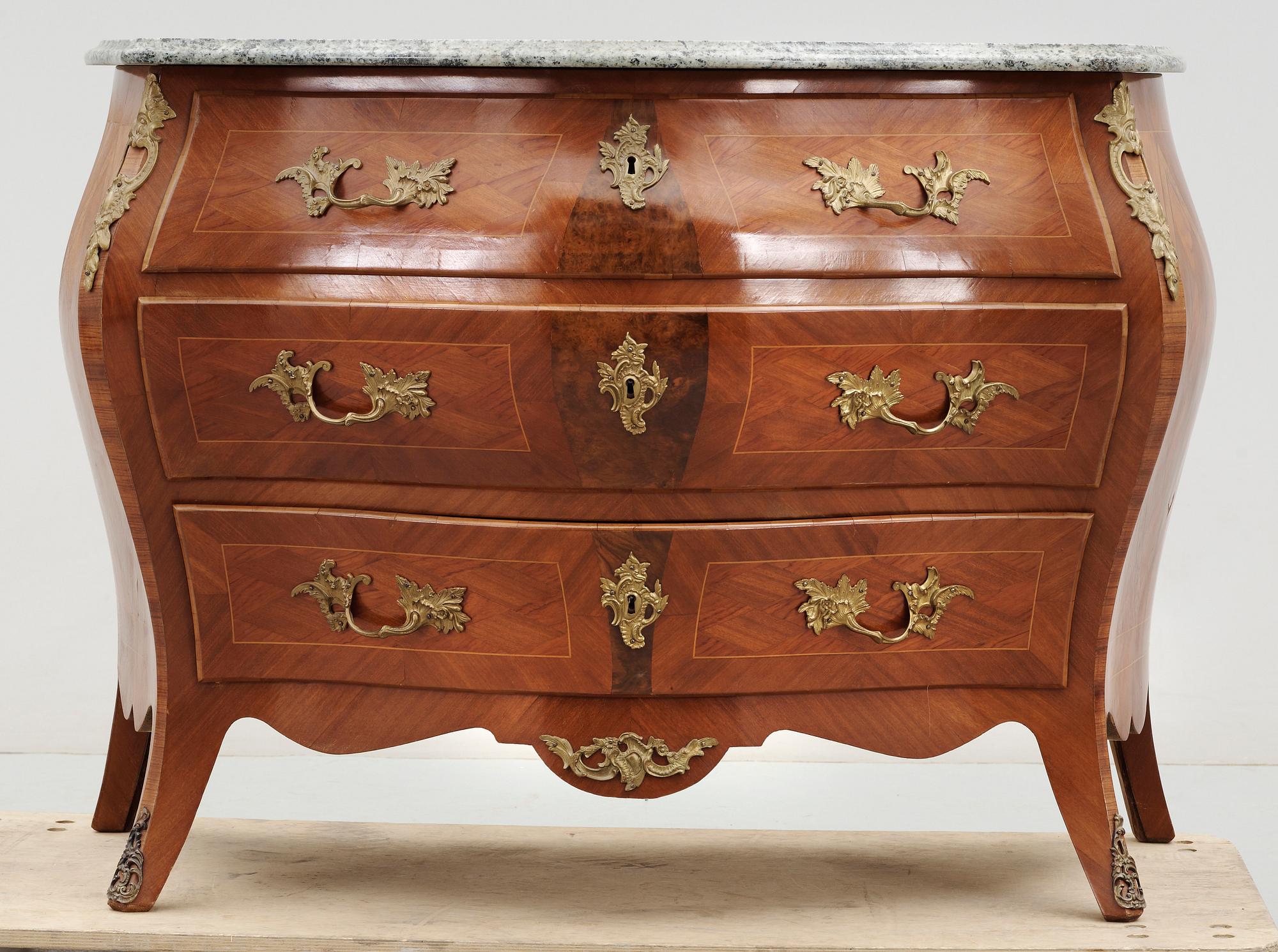 BYRÅ, rokokostil, 1900-talets mitt.