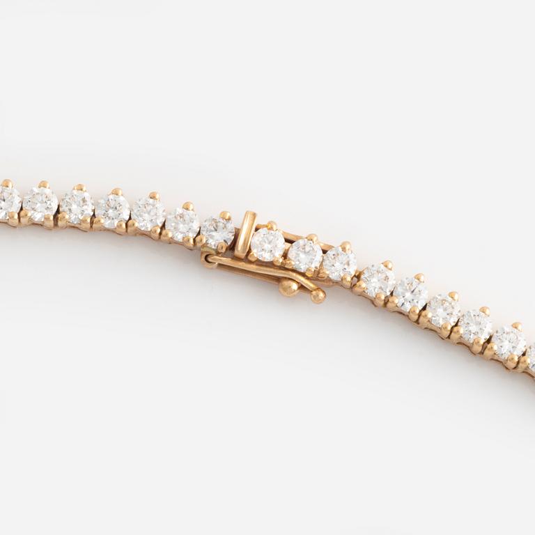 An 18K gold rivière necklace set with round brilliant-cut diamonds.