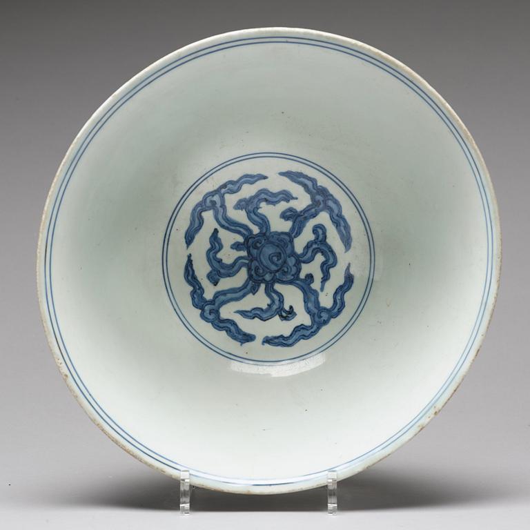 BÅLSKÅL, porslin. Mingdynastin med Jiajings märke och period (1522-1566).