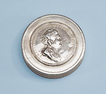 811. DOSA med infälld medalj med Katarina den storas bild, Moskva ca. 1800.