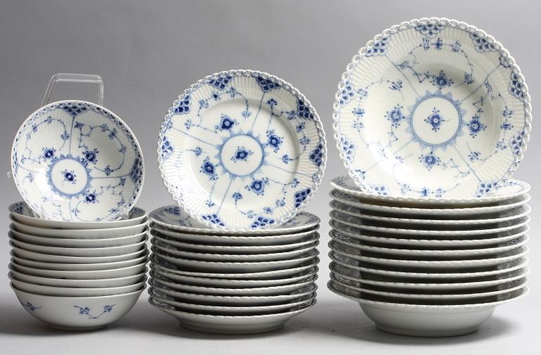SERVISDELAR, 97 st, porslin, Musselmalet bl.a helblond, Royal Copenhagen. Kongl Dansk.
