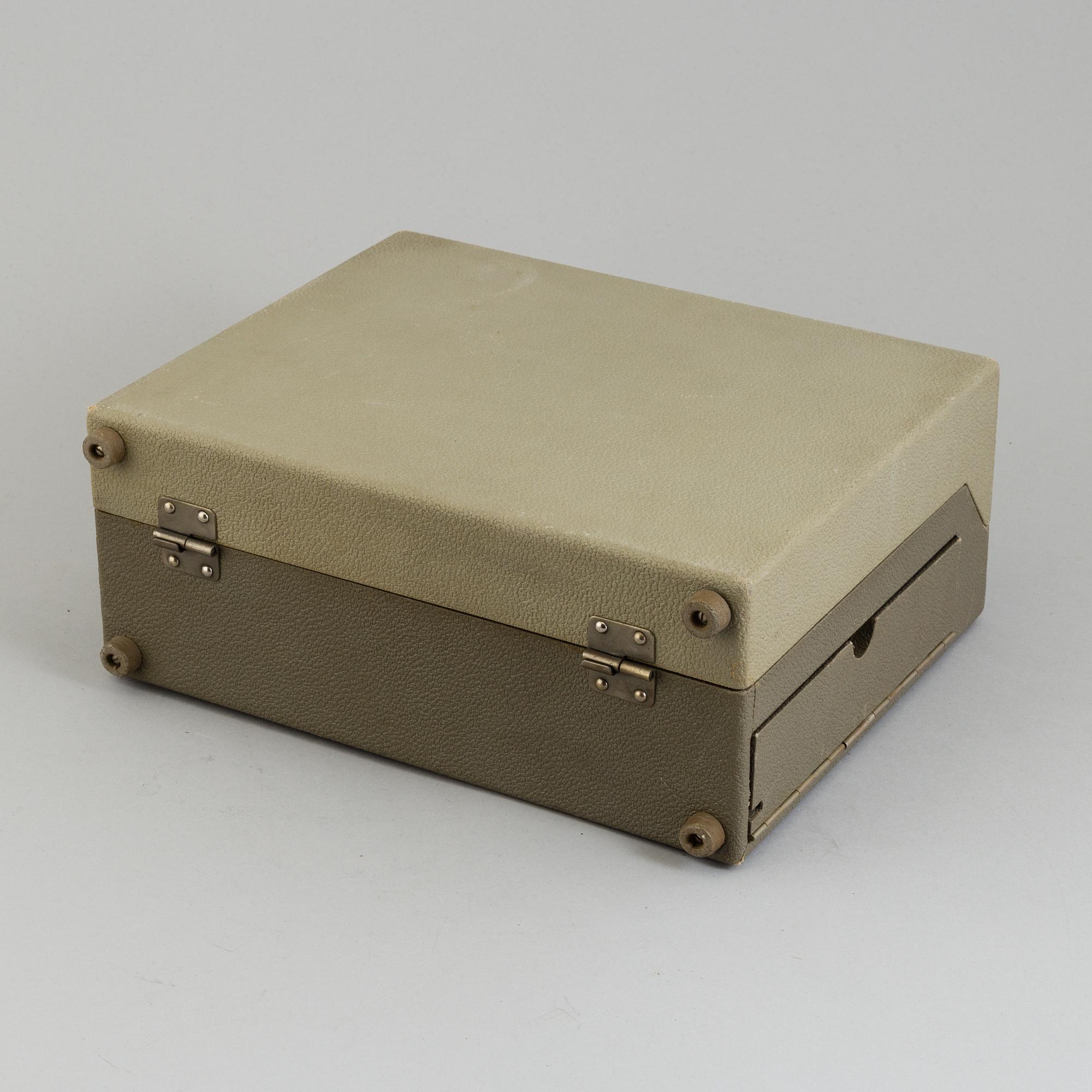 DIETER RAMS & WILHELM WAGENFELD, resegrammofon "PC3", Braun, formgiven 1957-58.