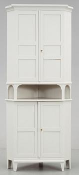 HÖRNSKÄNKSKÅP, Karl Johan, enligt uppgift Norrbotten. 1800-talets första hälft/mitt.